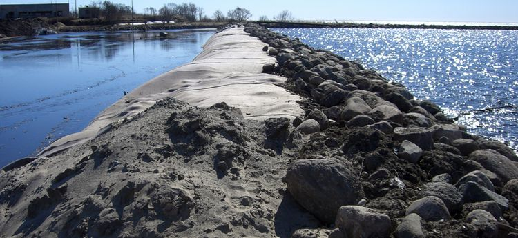 Coastal engineering with geotextile tubes, photo by HUESKER