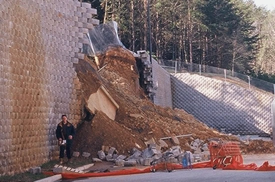 MSE wall failures image on Geosynthetica