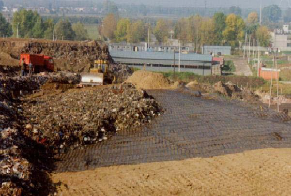 1993 geogrid installation photo from Polish landfill project